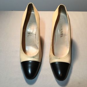 VINTAGE CHANEL HEELS / BEIGE LEATHER BLACK CAP TOE